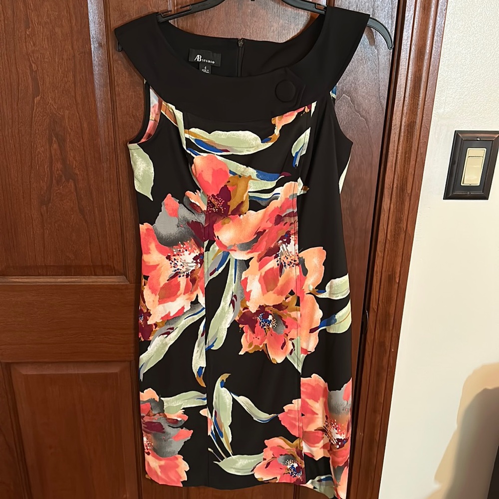 Floral sheath dress with accent collar